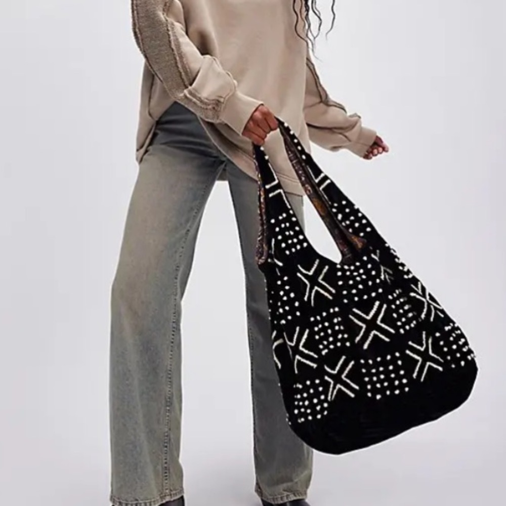 Vienna Velvet Bag - Black
FREE PEOPLE
NWOT - Picture 4 of 11